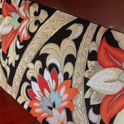 2540豪華刺繍の袋帯リメイクエキゾチックカラーのタッセル付正絹テーブルランナー 6枚目の画像