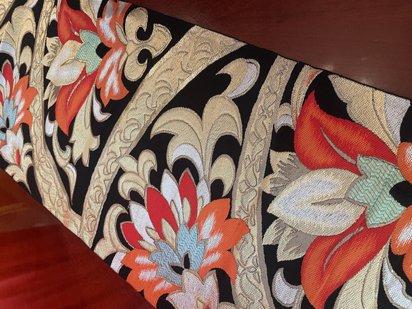 2540豪華刺繍の袋帯リメイクエキゾチックカラーのタッセル付正絹テーブルランナー 6枚目の画像
