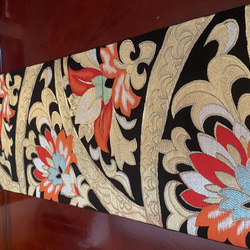 2540豪華刺繍の袋帯リメイクエキゾチックカラーのタッセル付正絹テーブルランナー 3枚目の画像