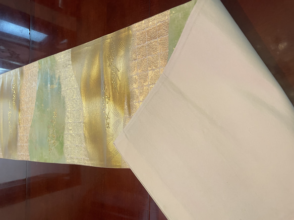 2543若草色がポイントの袋帯で作った正絹テーブルランナー　帯リメイク 2枚目の画像