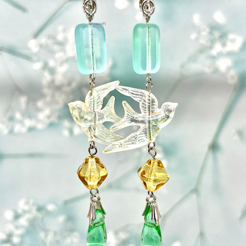 夏の青空に羽ばたく鳥 涼しげで爽やかなウランガラスのロングタイプ  