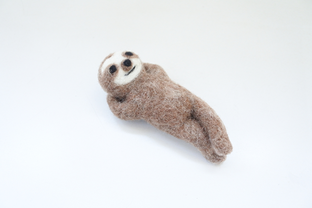 なまけもののナマケモノ（仰向け2） 羊毛フェルト kuricco 通販