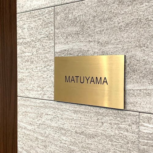 ホワイトマーブル背景のアクリル表札【屋外対応】＊透明4辺45