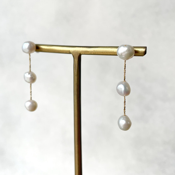【程よく華やかに】ゴールド/小さなバロック淡水パール"痛くないイヤリング"サージカルステンレス 揺れる 繊細|3連 2枚目の画像
