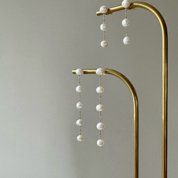 【程よく華やかに】ゴールド/小さなバロック淡水パール"痛くないイヤリング"サージカルステンレス 揺れる 繊細|3連 12枚目の画像