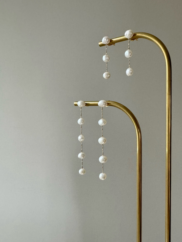 【程よく華やかに】ゴールド/小さなバロック淡水パール"痛くないイヤリング"サージカルステンレス 揺れる 繊細|3連 12枚目の画像