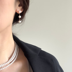 【程よく華やかに】ゴールド/小さなバロック淡水パール"痛くないイヤリング"サージカルステンレス 揺れる 繊細|3連 3枚目の画像