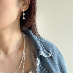 【程よく華やかに】ゴールド/小さなバロック淡水パール"痛くないイヤリング"サージカルステンレス 揺れる 繊細|3連 8枚目の画像