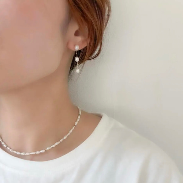 【程よく華やかに】ゴールド/小さなバロック淡水パール"痛くないイヤリング"サージカルステンレス 揺れる 繊細|3連 1枚目の画像