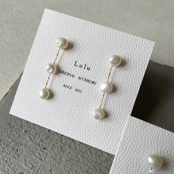 【程よく華やかに】ゴールド/小さなバロック淡水パール"痛くないイヤリング"サージカルステンレス 揺れる 繊細|3連 11枚目の画像