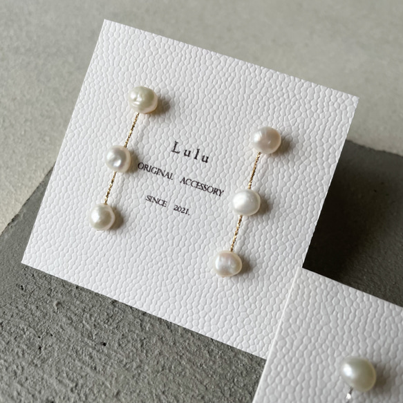 【程よく華やかに】ゴールド/小さなバロック淡水パール"痛くないイヤリング"サージカルステンレス 揺れる 繊細|3連 11枚目の画像
