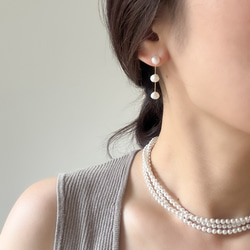 【程よく華やかに】ゴールド/小さなバロック淡水パール"痛くないイヤリング"サージカルステンレス 揺れる 繊細|3連 9枚目の画像