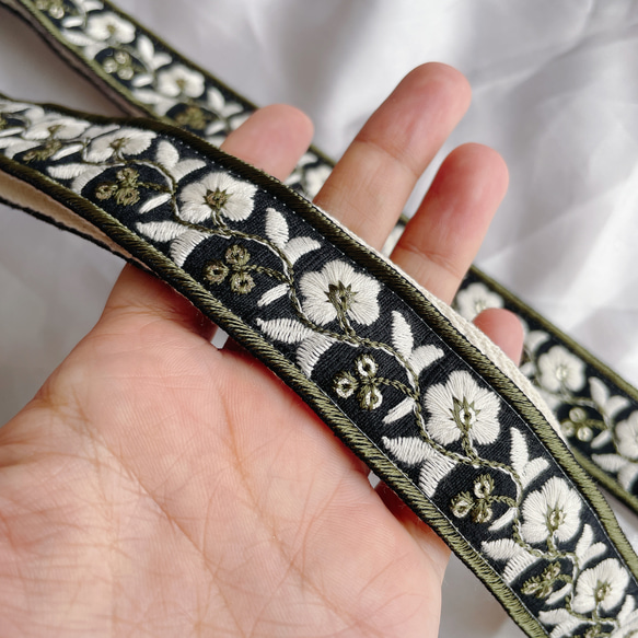 インド刺繍リボンのショルダーストラップ　スマホショルダー/ショルダーベルト／ネックストラップ 4枚目の画像