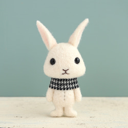 羊毛フェルトブローチ　ウサギ　大きな仲間・ホワイト 1枚目の画像