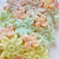 チクチクしないお花モチーフ編みマフラー　 ピンク～クリーム～淡い黄緑のグラデーション 3枚目の画像