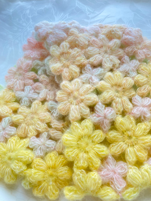 チクチクしないお花モチーフ編みマフラー　 ピンク～クリーム～淡い黄緑のグラデーション 5枚目の画像