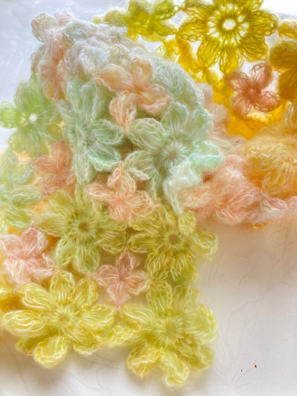 チクチクしないお花モチーフ編みマフラー　 ピンク～クリーム～淡い黄緑のグラデーション 4枚目の画像