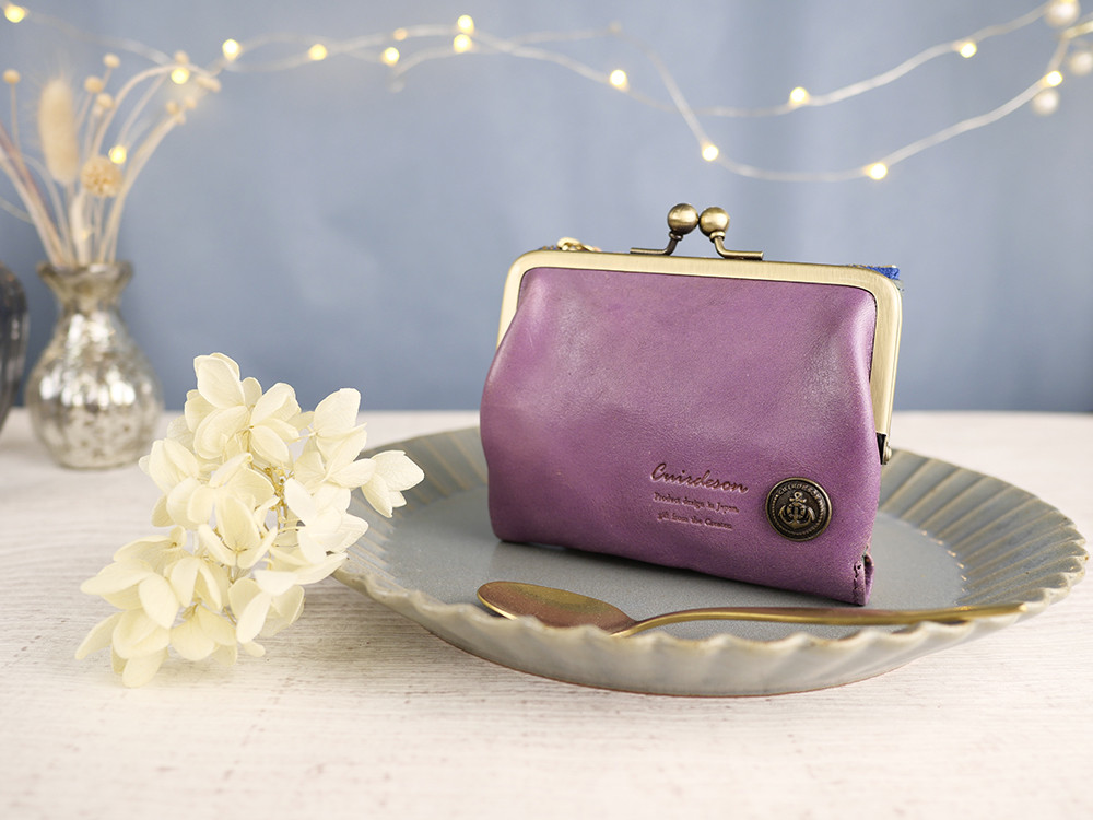 【訳あり】コンパクトなのに大容量な二つ折り財布 遊び心のある大人デザインのがま口《パープル》CU161