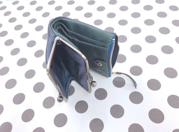 【訳あり】コンパクトなのに大容量な二つ折り財布 遊び心のある大人デザインのがま口《パープル》CU161 4枚目の画像