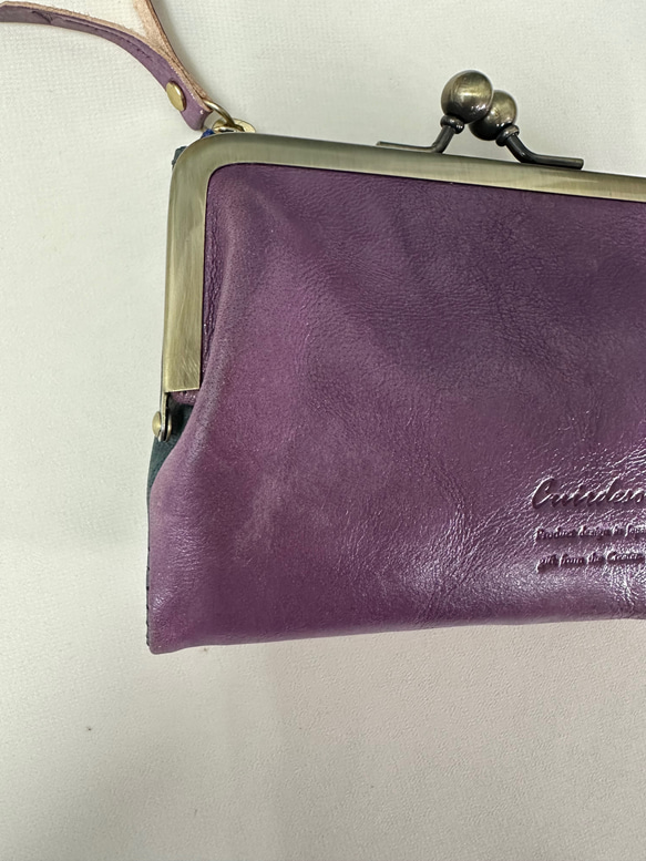 【訳あり】コンパクトなのに大容量な二つ折り財布 遊び心のある大人デザインのがま口《パープル》CU161 7枚目の画像