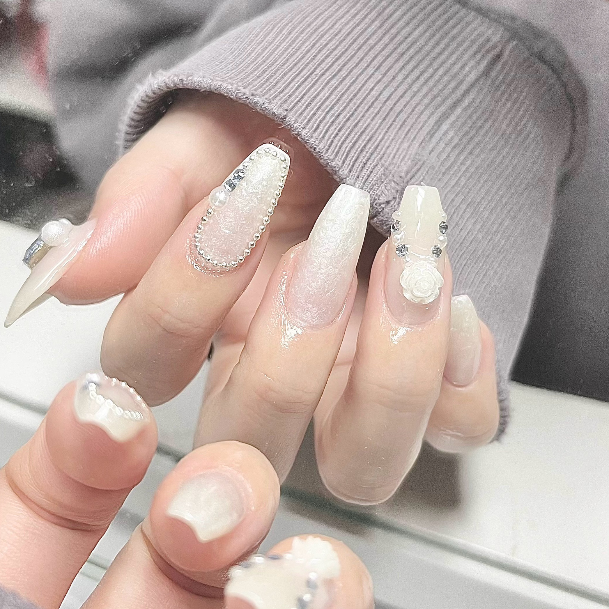 ホワイトネイルチップ パール装飾付き ホワイトニュアンス×ミラー パール埋め うねうね 大理石風 白