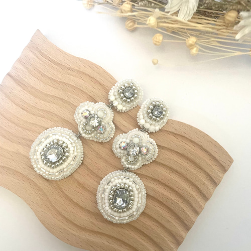 天然石のビーズ刺繍の大ぶり三連ピアス イヤリング ピアス（スタッド 