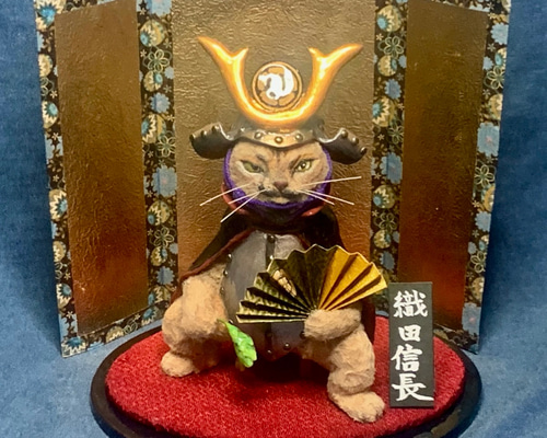 五月人形　猫　武将猫　鎧　兜　スコ座り　陶器　縁起物置物　招き猫 招き猫 武将猫 五月人形 鎧 兜 1点物 陶器 縁起物置物