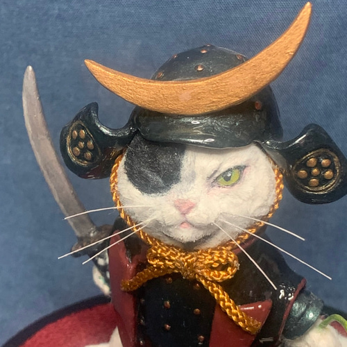 ねこ武将∠(｀∇´)ゝ　まる白猫　黒甲冑　黒兜(伊達形) 大一点のみ A tank that can easily engage in a fistfight with a final boss is