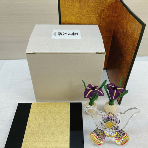 五月飾り【勇硝子兜飾り 紫 ＆ちりめん花菖蒲一対＆屏風】端午の