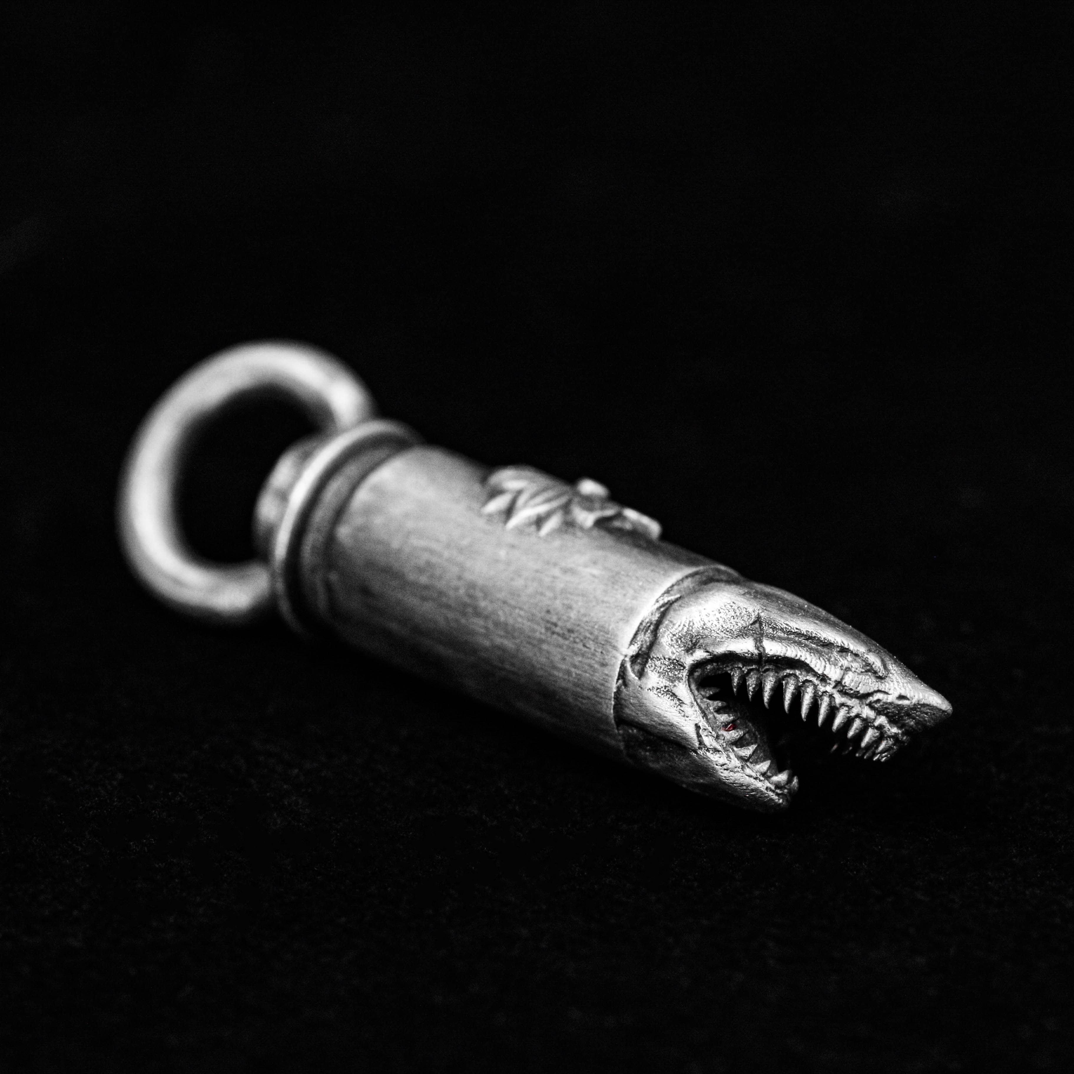 ホオジロザメ弾丸3Dハンドキャストペンダントネックレス弾薬戦士ペンダントダークブルージュエリー925スターリングシルバー