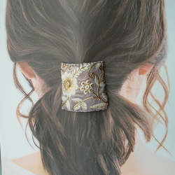 ライトパープルの花模様のインド刺繍リボンの四角いポニーフック 2枚目の画像