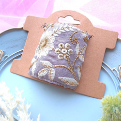 ライトパープルの花模様のインド刺繍リボンの四角いポニーフック 1枚目の画像