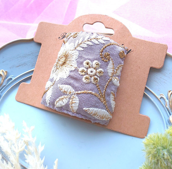 ライトパープルの花模様のインド刺繍リボンの四角いポニーフック 1枚目の画像