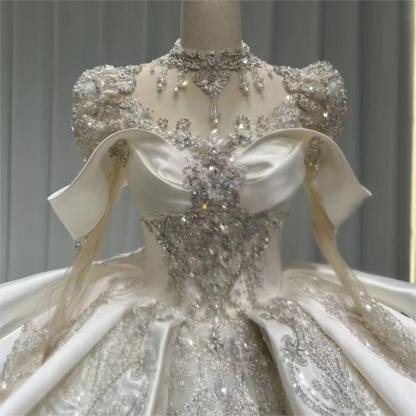 上質なドレス！ホルターネック　肩あり　きらきら　二の腕を隠せる　オーダーメイド可　ウェディングドレス　オフホワイト披露宴 