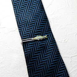 多彩竹莢魚施華洛世奇領帶別針銀線魚 第1張的照片