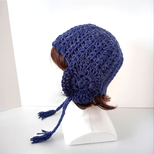 手作り耳当てニット帽　ビーニー型　モチーフ編み　ピンク　ブルー他 27ニット帽 モチーフ編み耳当て付きニット帽 ブルー 大人 ニット帽