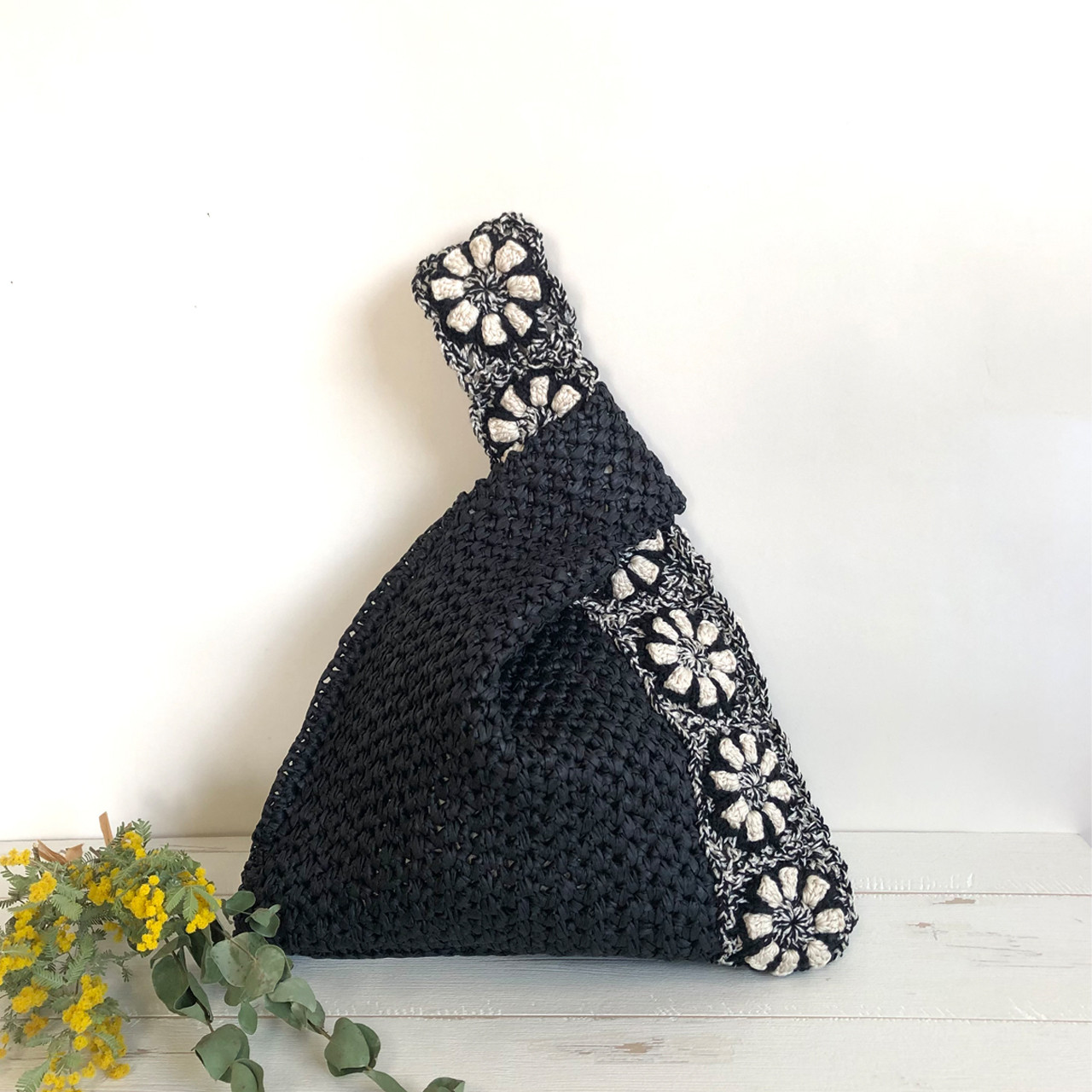 かぎ針編みモチーフ繋ぎのバケットバッグ