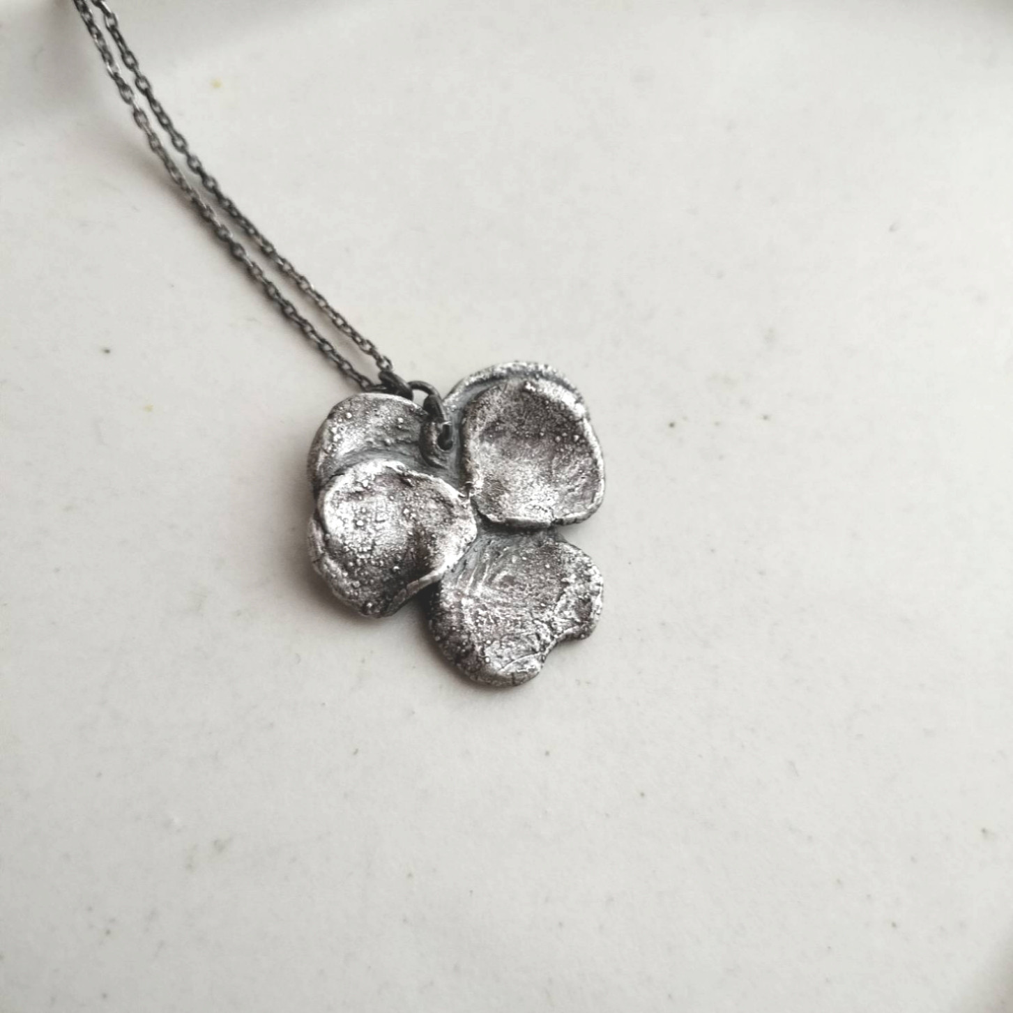 アンティークな雰囲気の ビオラのシルバーネックレス