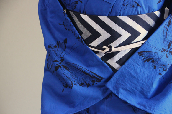 木綿浴衣　ぱきっとした雰囲気の青に黒の蝶がアーバンモダンで洗練された印象　お袖長めトールサイズ　裄67.5ｃｍ　木綿 5枚目の画像