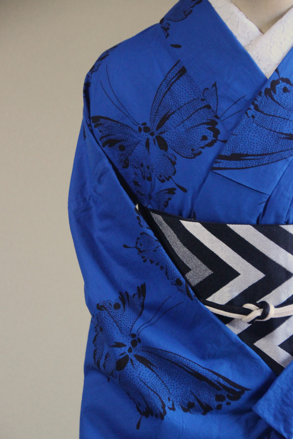 木綿浴衣　ぱきっとした雰囲気の青に黒の蝶がアーバンモダンで洗練された印象　お袖長めトールサイズ　裄67.5ｃｍ　木綿 3枚目の画像
