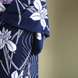 手染め藍染　型染浴衣　紺　幾重にも重なる波紋に凛とした菖蒲　お袖長めトールサイズ　裄69ｃｍ　木綿 16枚目の画像