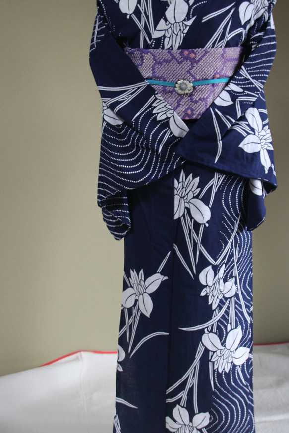 手染め藍染　型染浴衣　紺　幾重にも重なる波紋に凛とした菖蒲　お袖長めトールサイズ　裄69ｃｍ　木綿 6枚目の画像