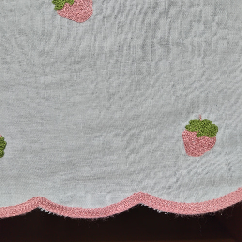イチゴ柄刺繍、Wガーゼ のれん、裾スカラップ、目隠しとしても