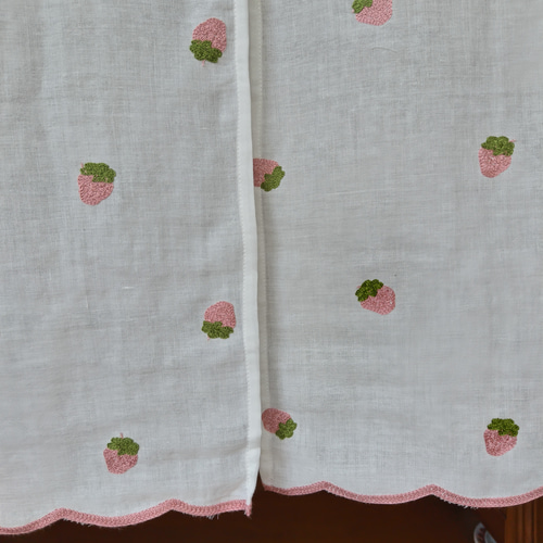 イチゴ柄刺繍、Wガーゼ のれん、裾スカラップ、目隠しとしても