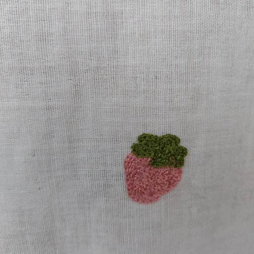 イチゴ柄刺繍、Wガーゼ のれん、裾スカラップ、目隠しとしても