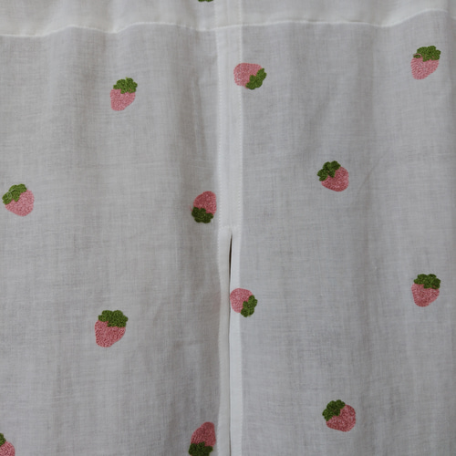 イチゴ柄刺繍、Wガーゼ のれん、裾スカラップ、目隠しとしても