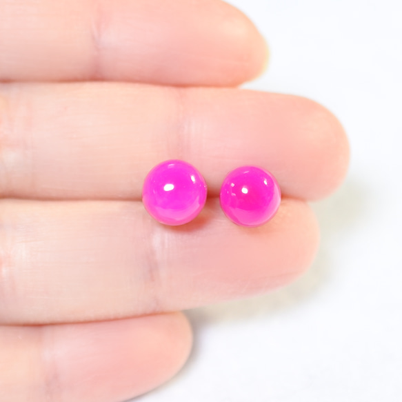 （1 件）紫紅色粉玉髓耳環（8 毫米，鈦耳環） 第4張的照片