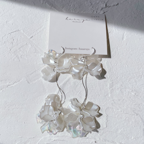 シルバー》パールホワイト、オーロラクリア花びら ピアスorイヤリング  