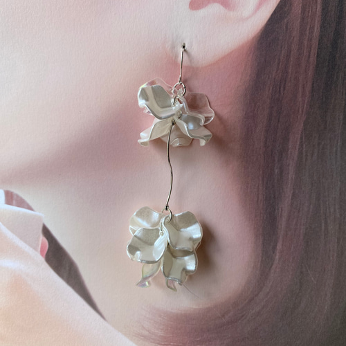 シルバー》パールホワイト、オーロラクリア花びら ピアスorイヤリング  