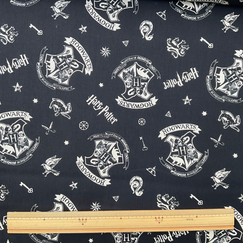 ハリーポッター「ホグワーツ紋章&アイコン ブラック」 生地 Hirondelle